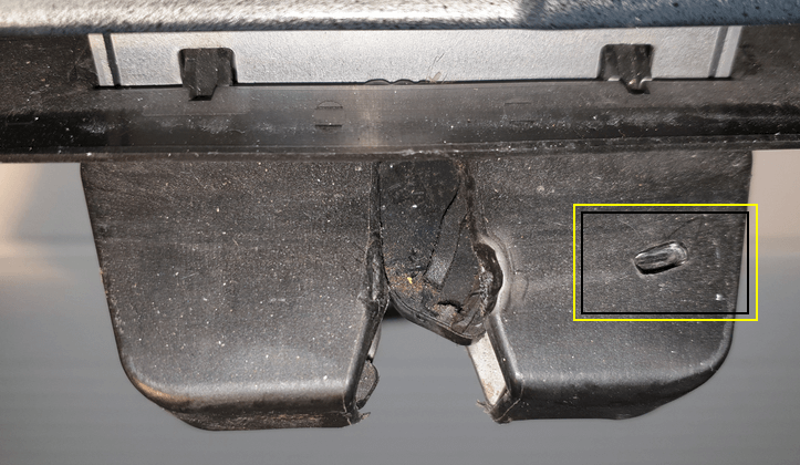 Lås baklucka hål för mekanisk öppning.png