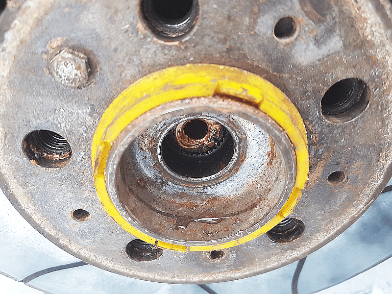 Hål för drivaxelskruv.png