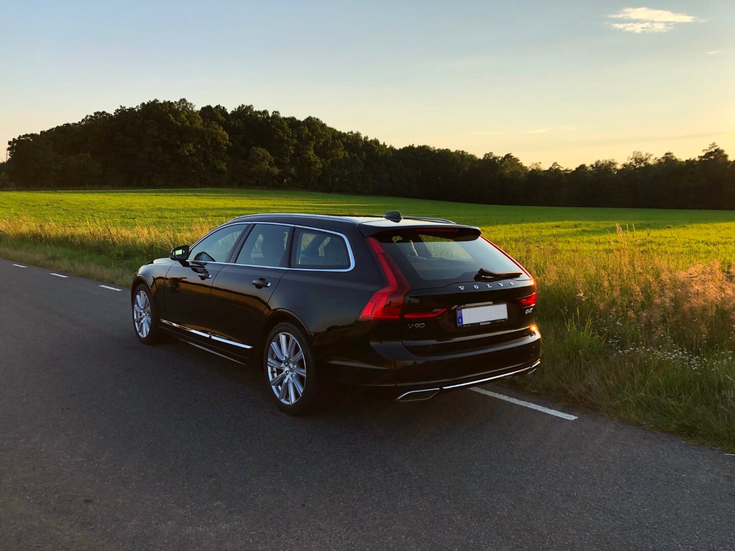 Volvo V90 D4 AWD Inscription (Large).jpg