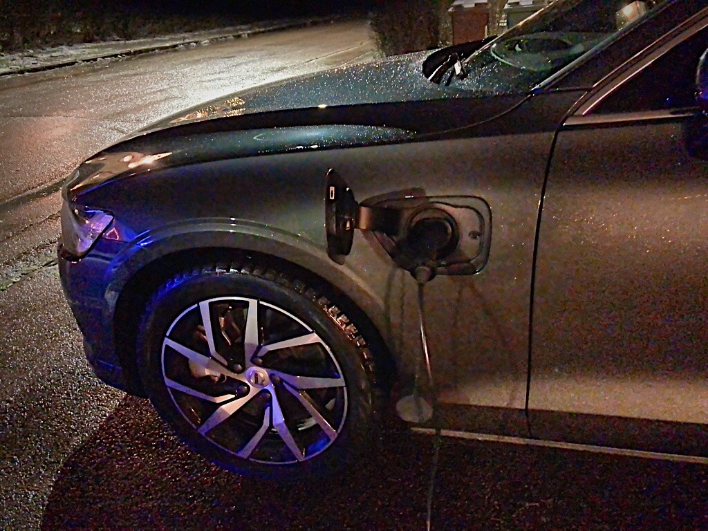 V60_T6_eAWD_Recharge_Charging.JPG