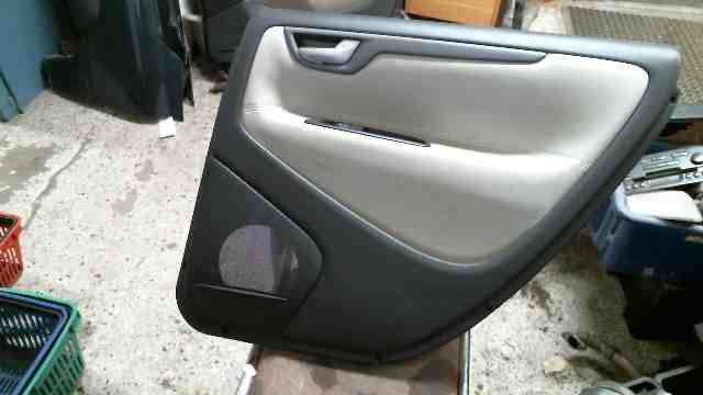 volvo_v70_2007_dörrklädsel har en mjukare radie bakdörr.jpg