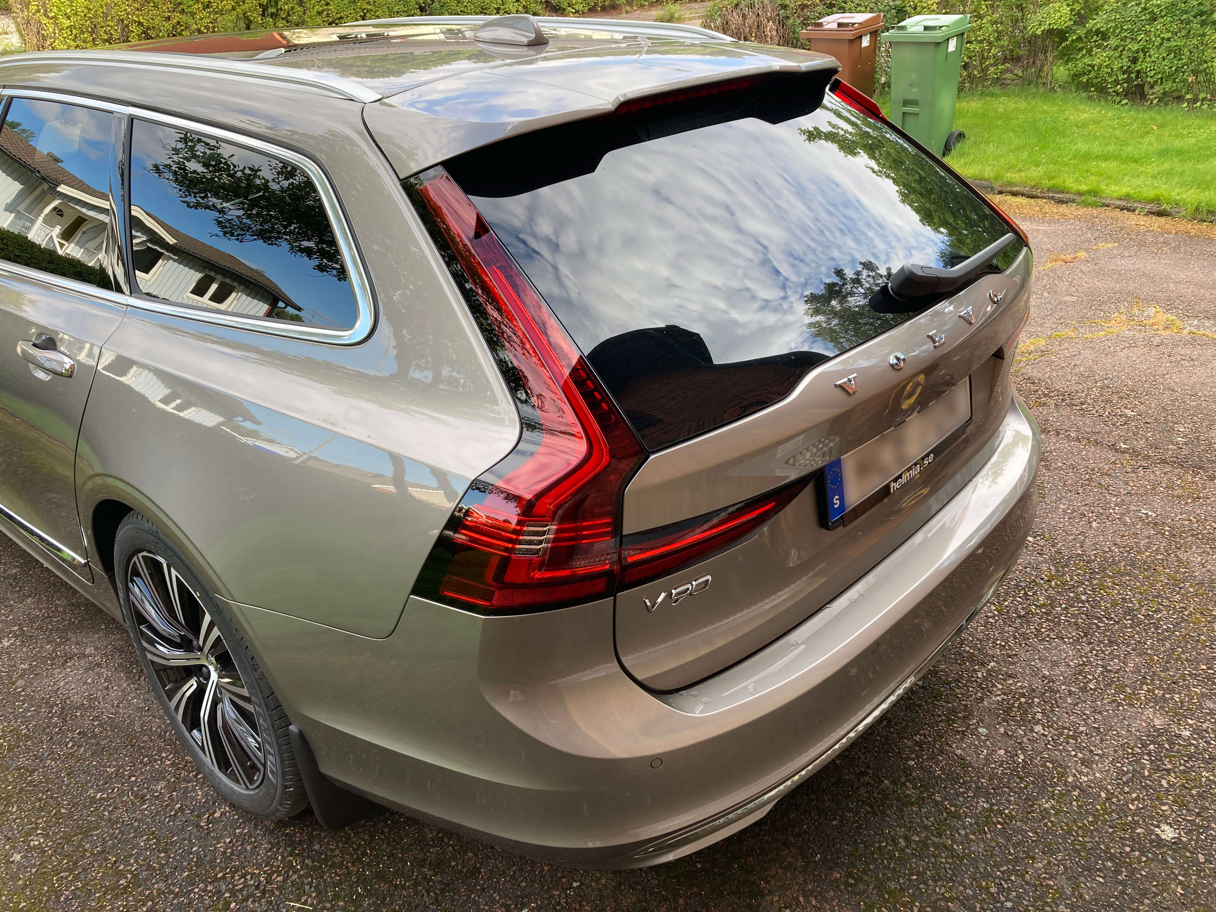 04_V90-T6-Recharge-Inscription_2022_hemma.JPG