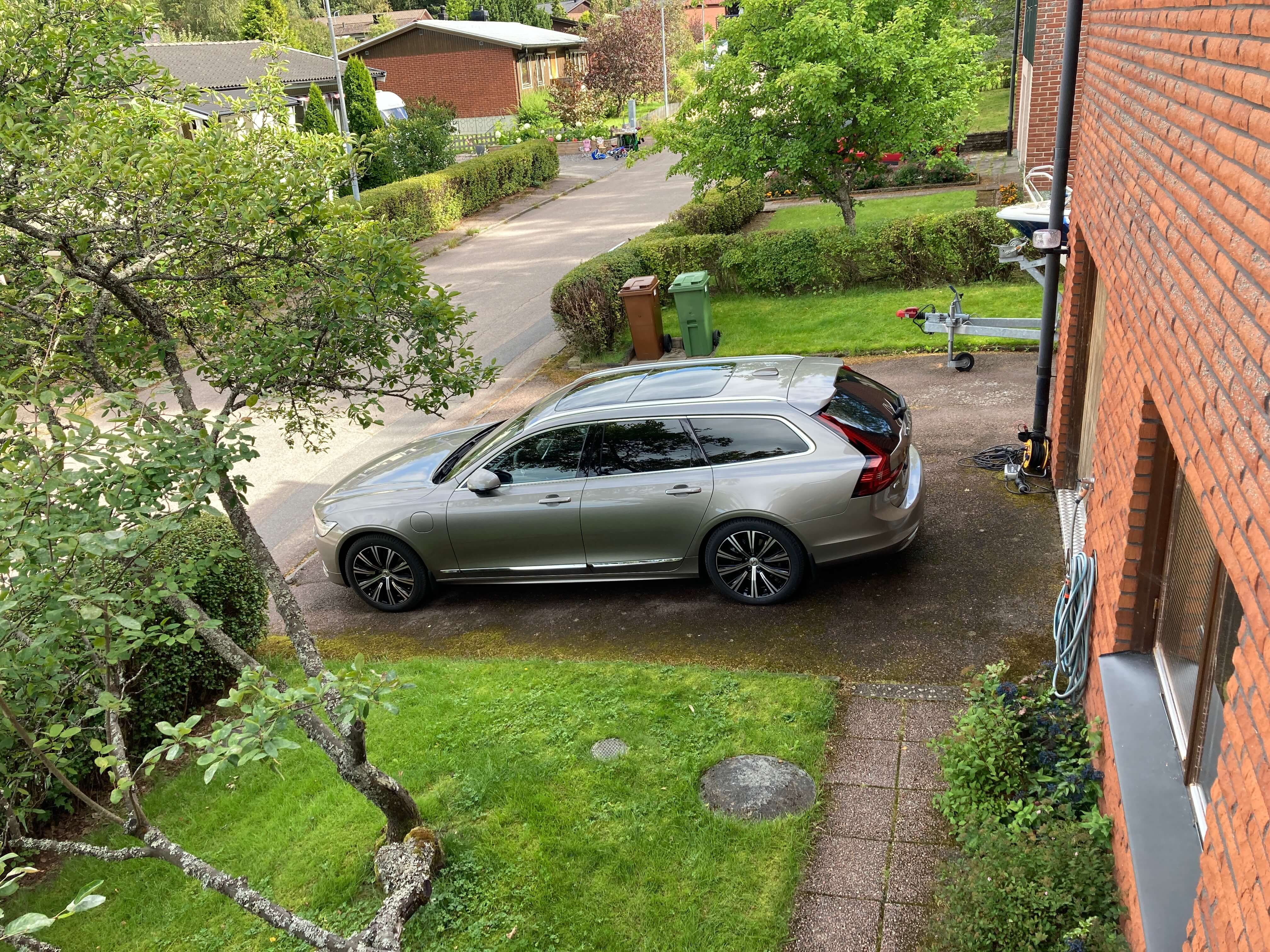 02_V90-T6-Recharge-Inscription_2022_hemma.JPG
