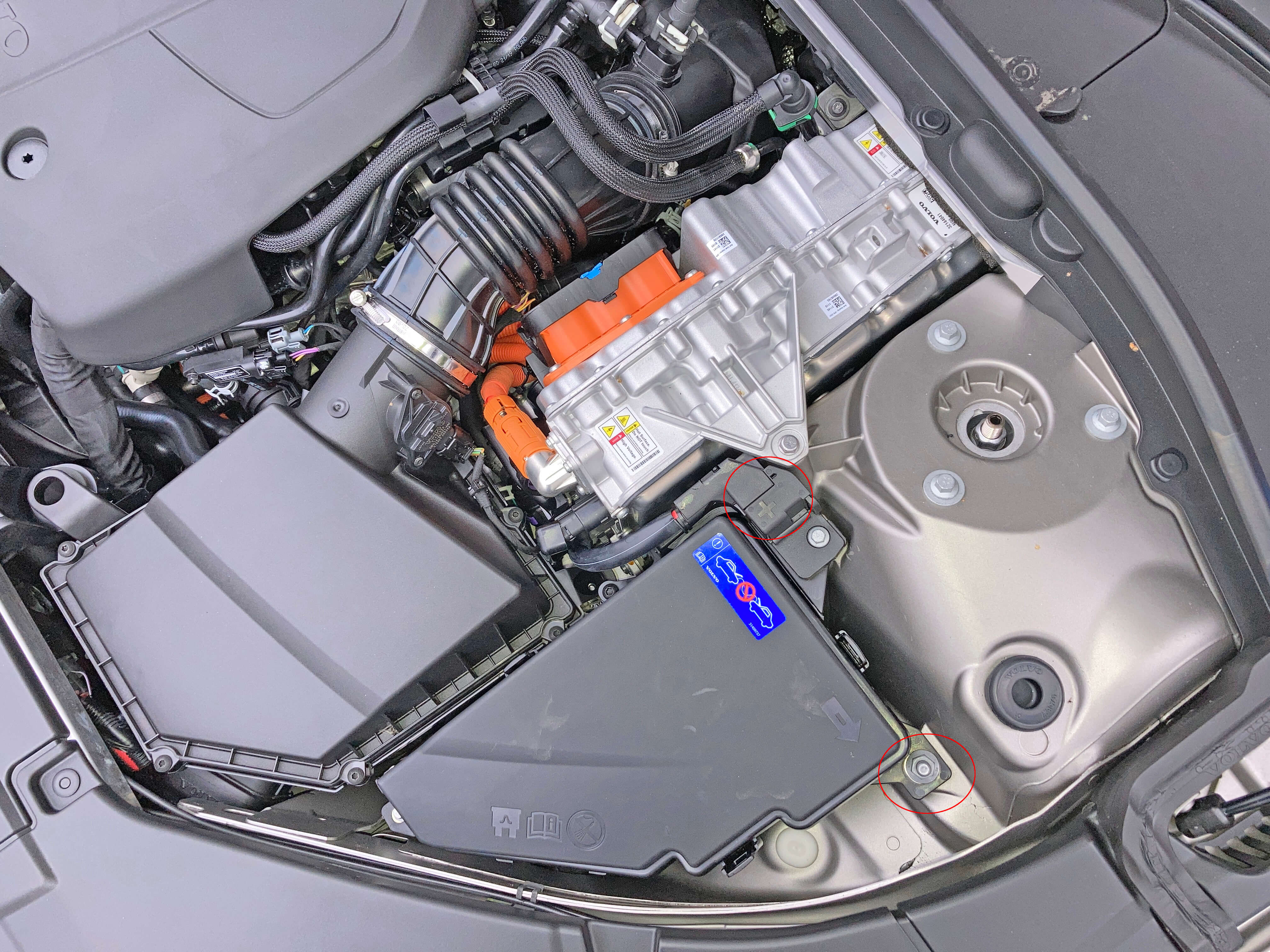 V90-T6-Recharge_Inscription_2022_starthjälp_plus_minus.jpg