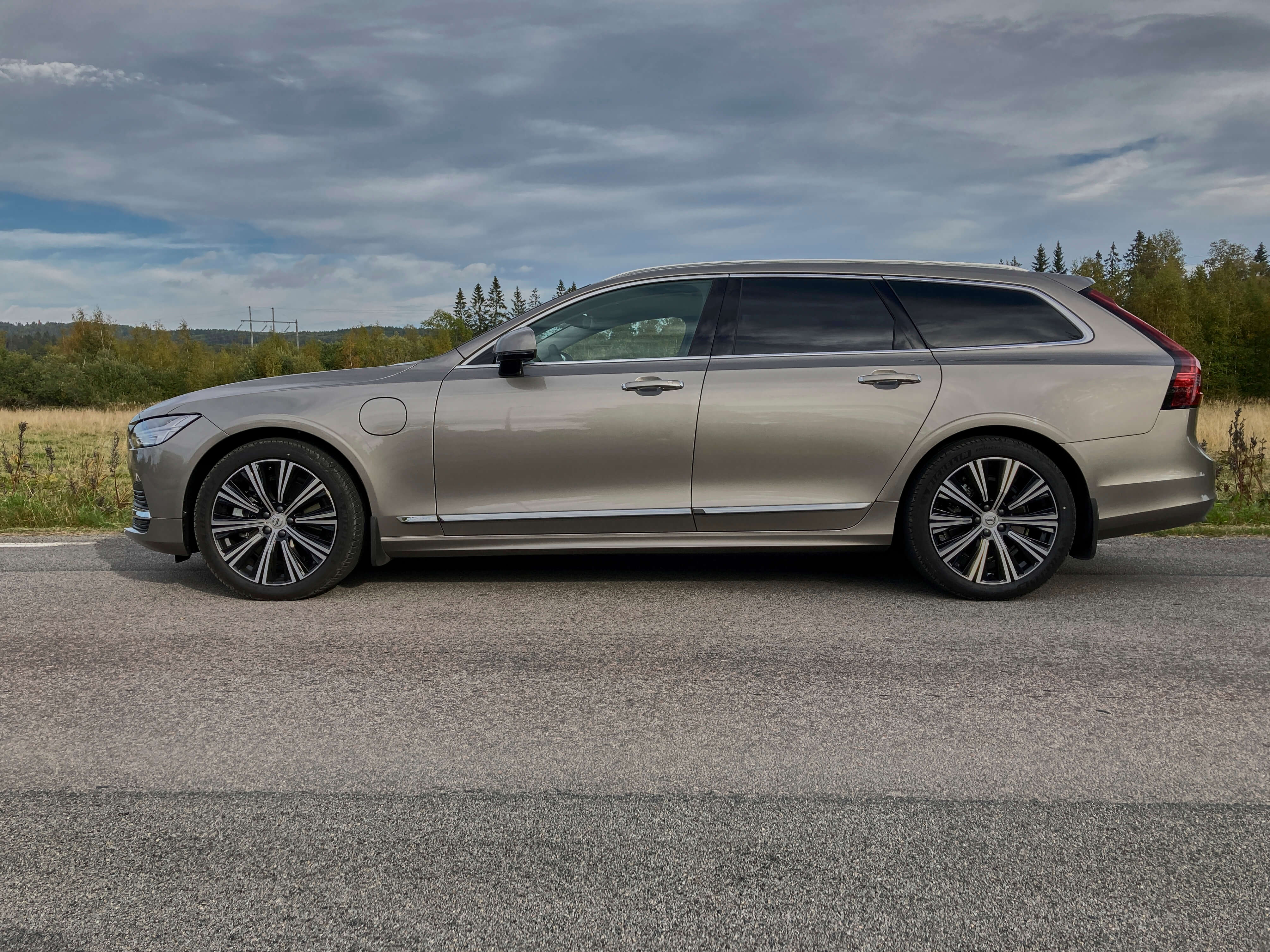 V90-T6_Recharge_Plug-in-Hybrid_2022_plattmark.jpg