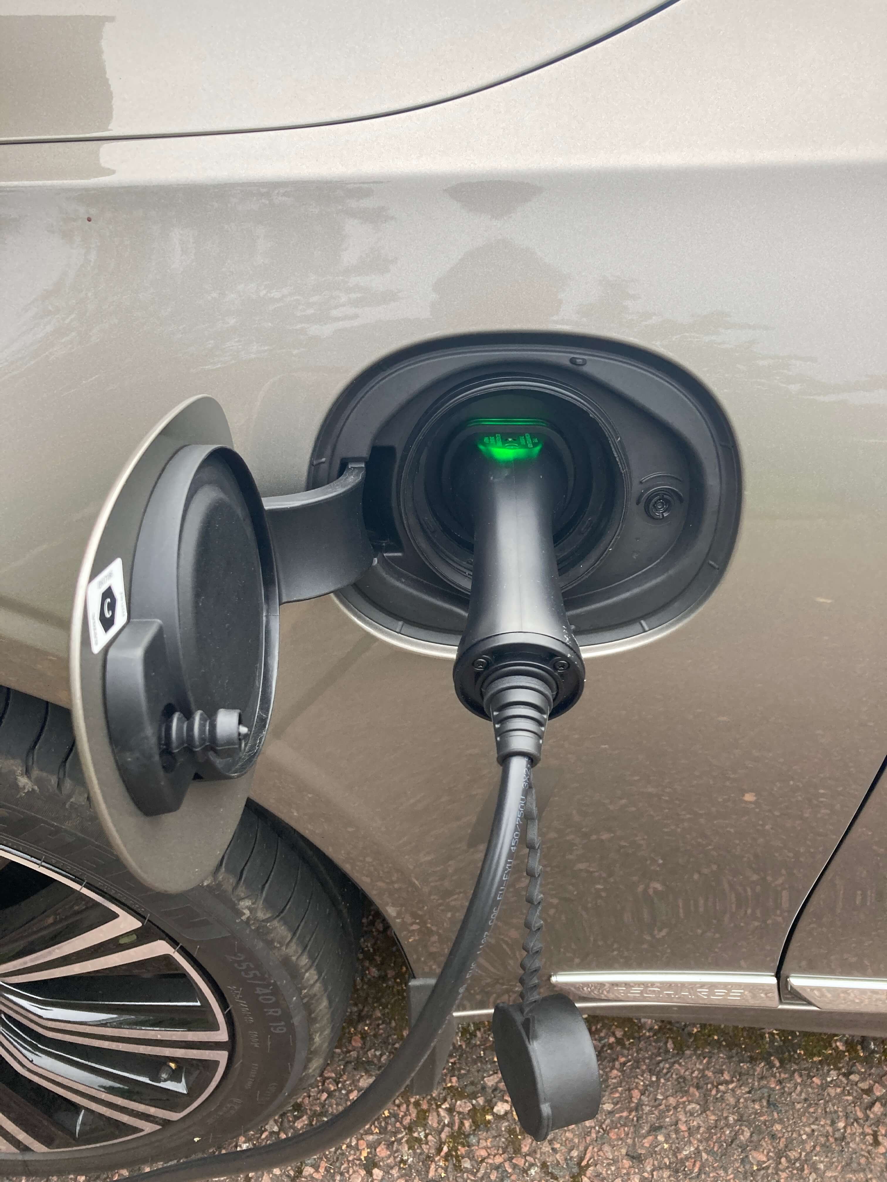 V90-T6-Recharge-2022_Laddning_pågår_fast_klar_enl_appen.JPG
