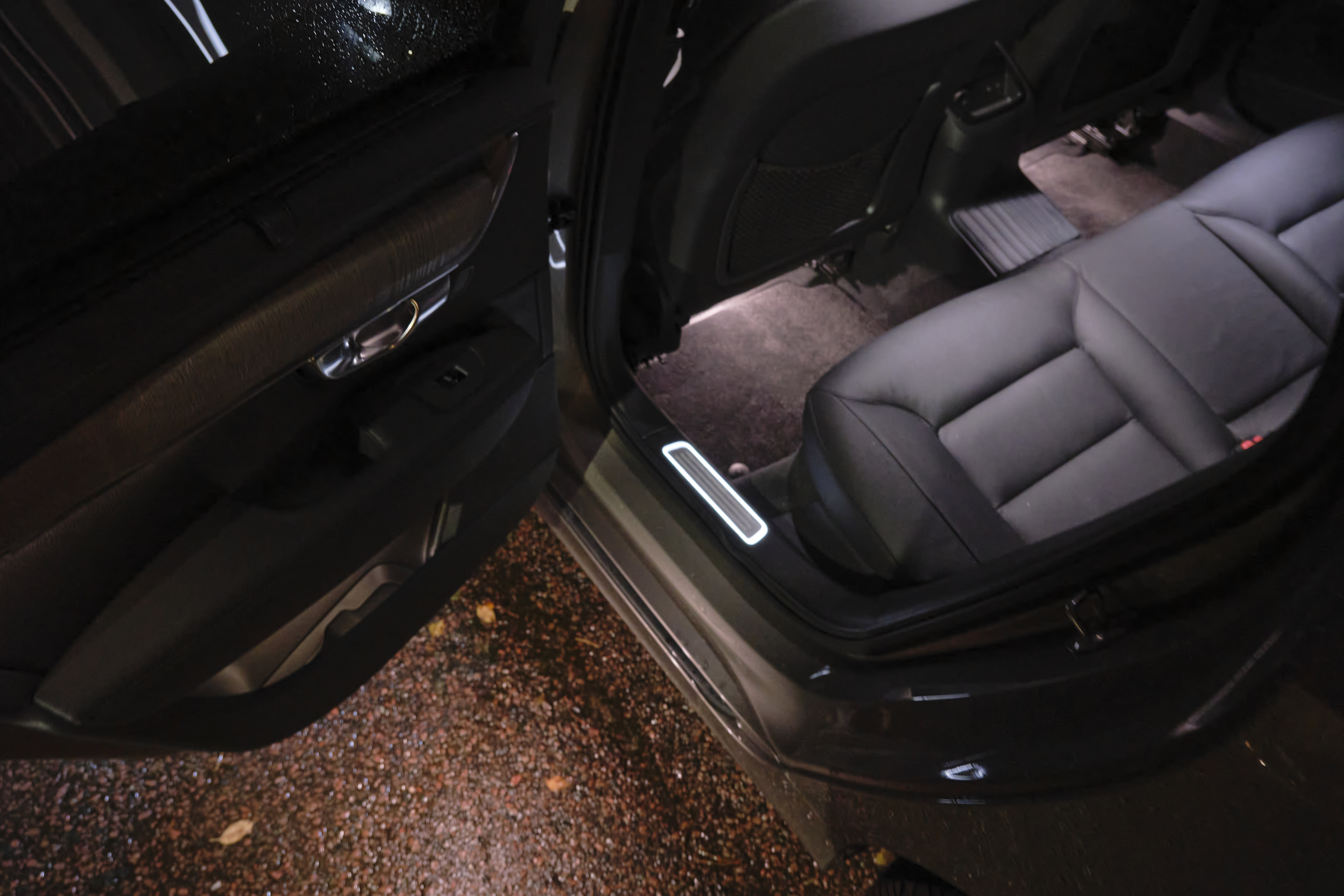 V90-T6-Recharge-Inscription-2022_Belysta-insteglister-bak.jpg