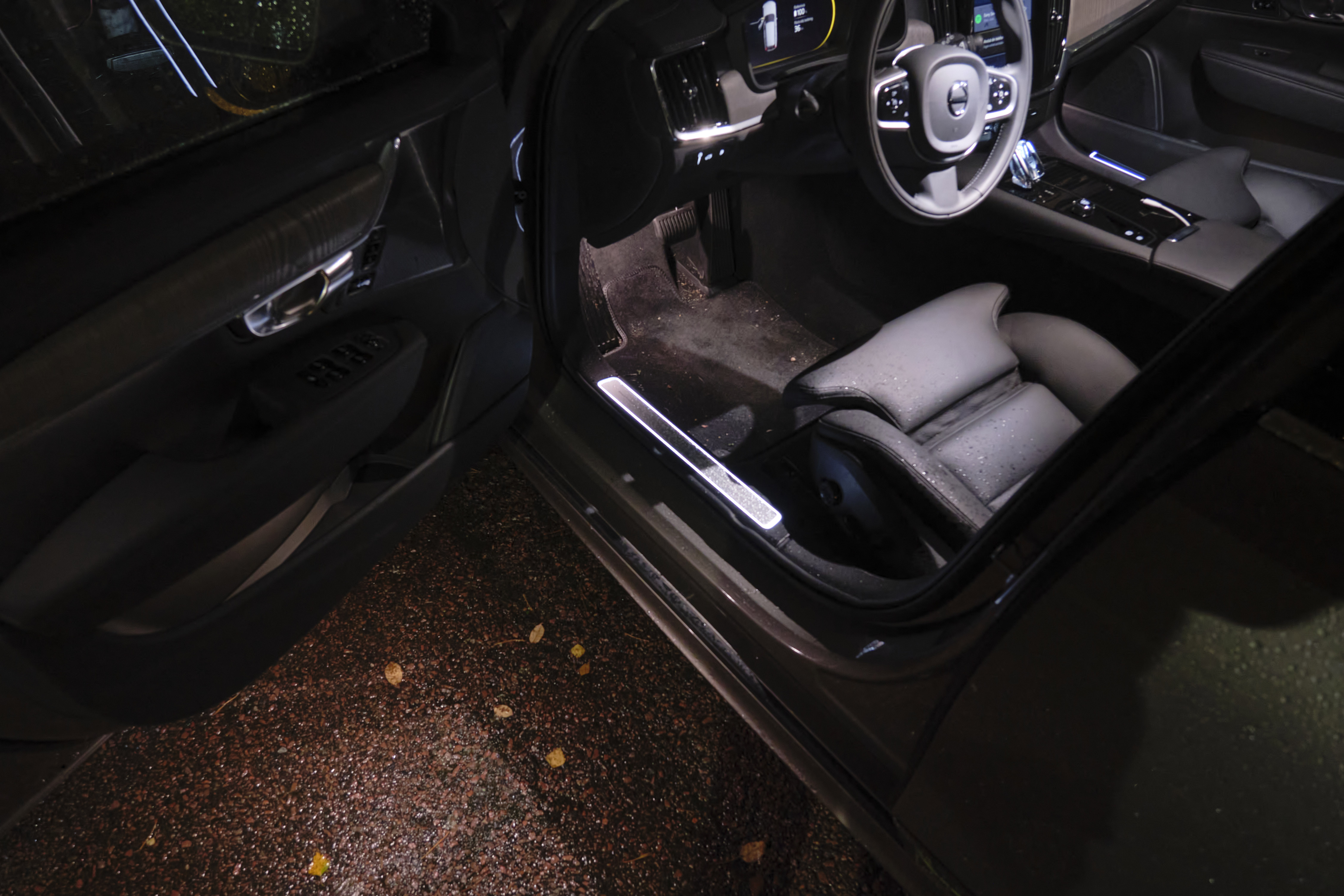 V90-T6-Recharge-Inscription-2022_Belysta-insteglister-fram.jpg