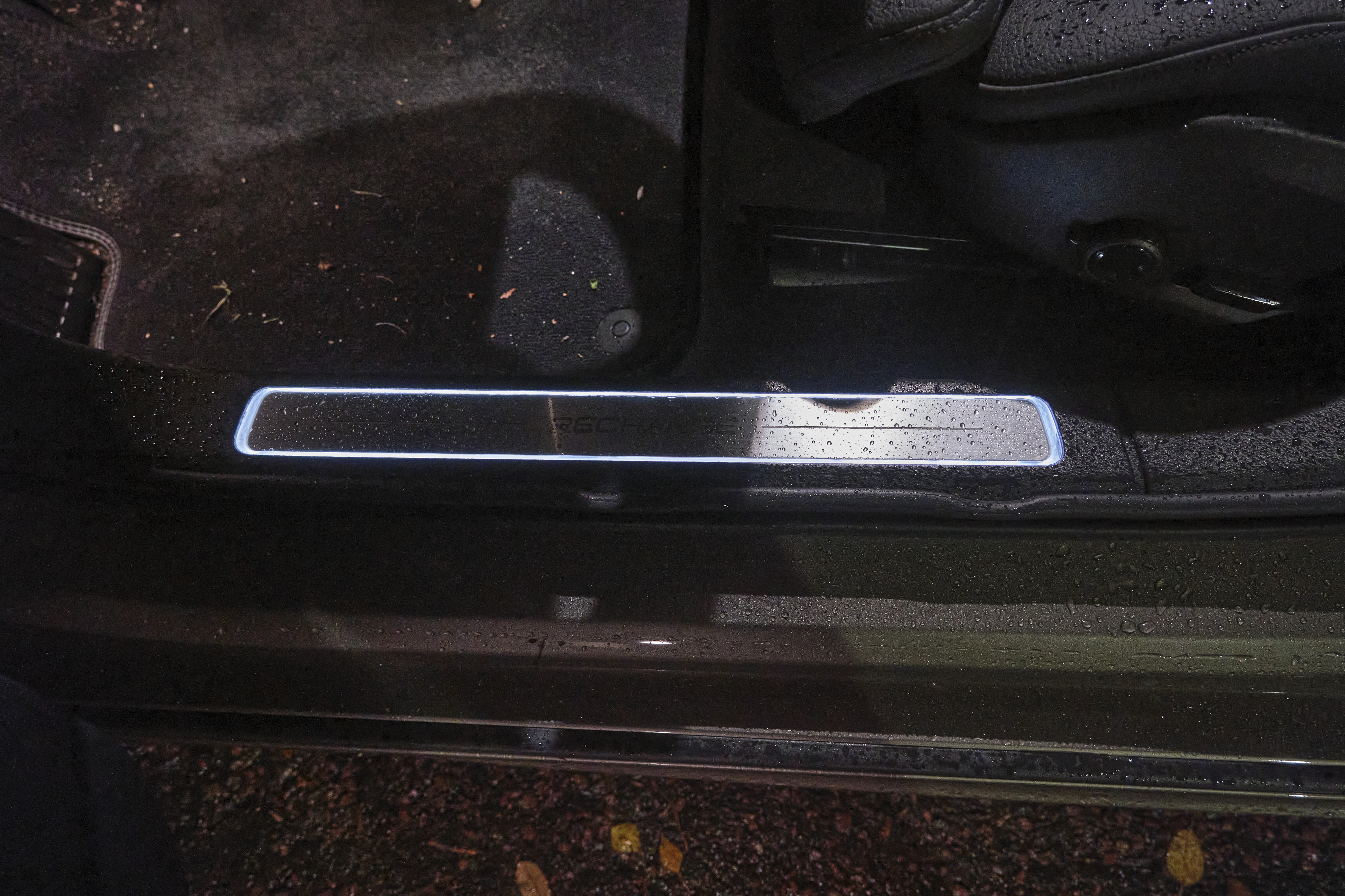 V90-T6-Recharge-Inscription-2022_Belysta-insteglister-fram-nära.jpg