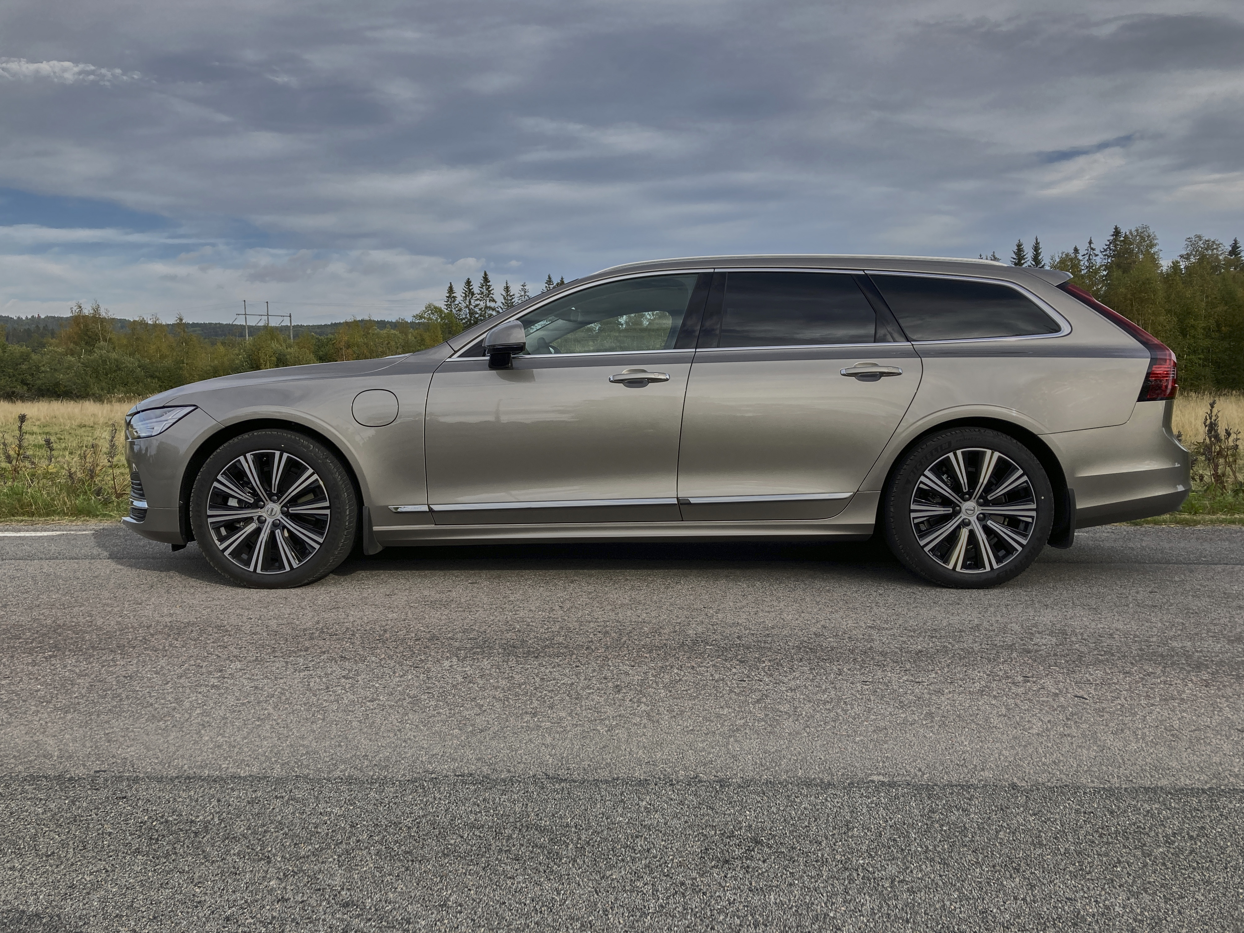 V90-T6_Recharge_Plug-in-Hybrid_2022_10-Spoke_Black_Diamond_Cut_19tum_sommerhjul.jpg