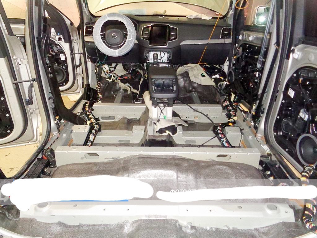 shumoizolyatsiya-pola-salona-volvo-xc90-3-1.jpg