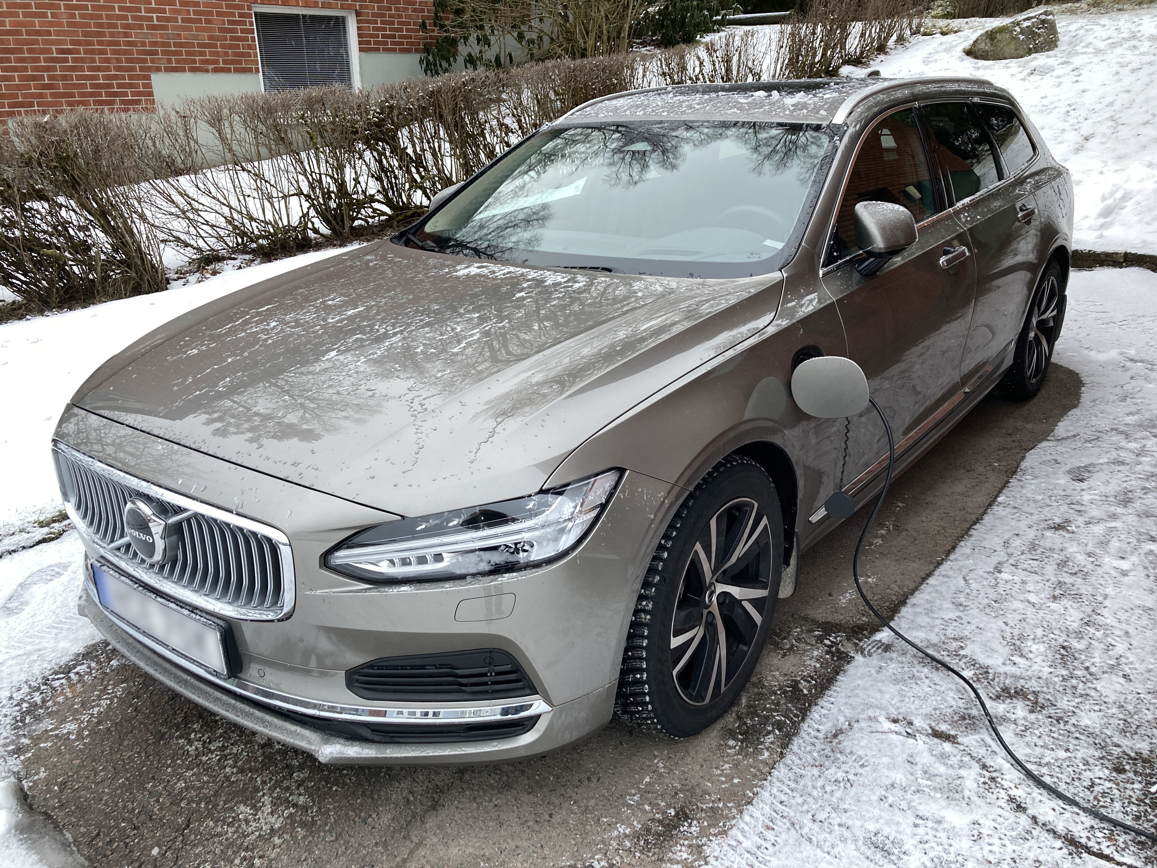 01_V90_Recharge_laddhybrid.JPG