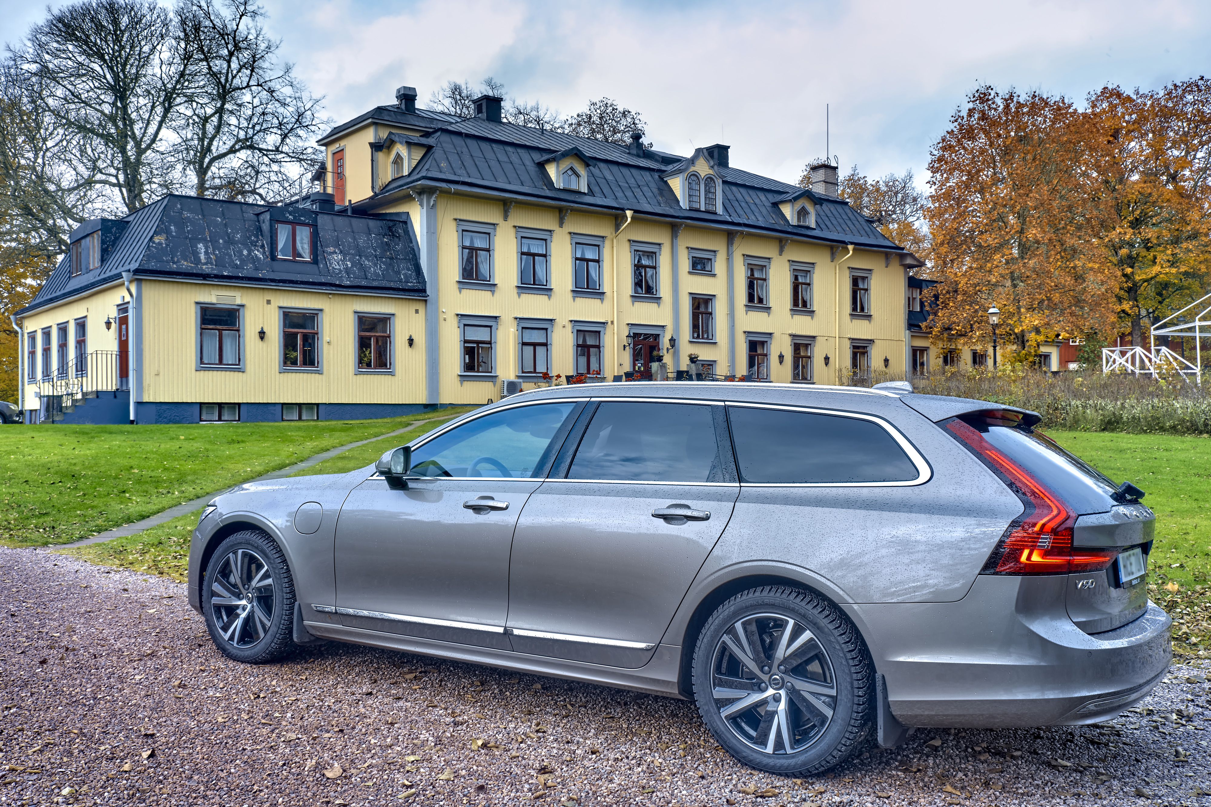 Volvo_herrgårdsvagn_vid_herrgård.jpg
