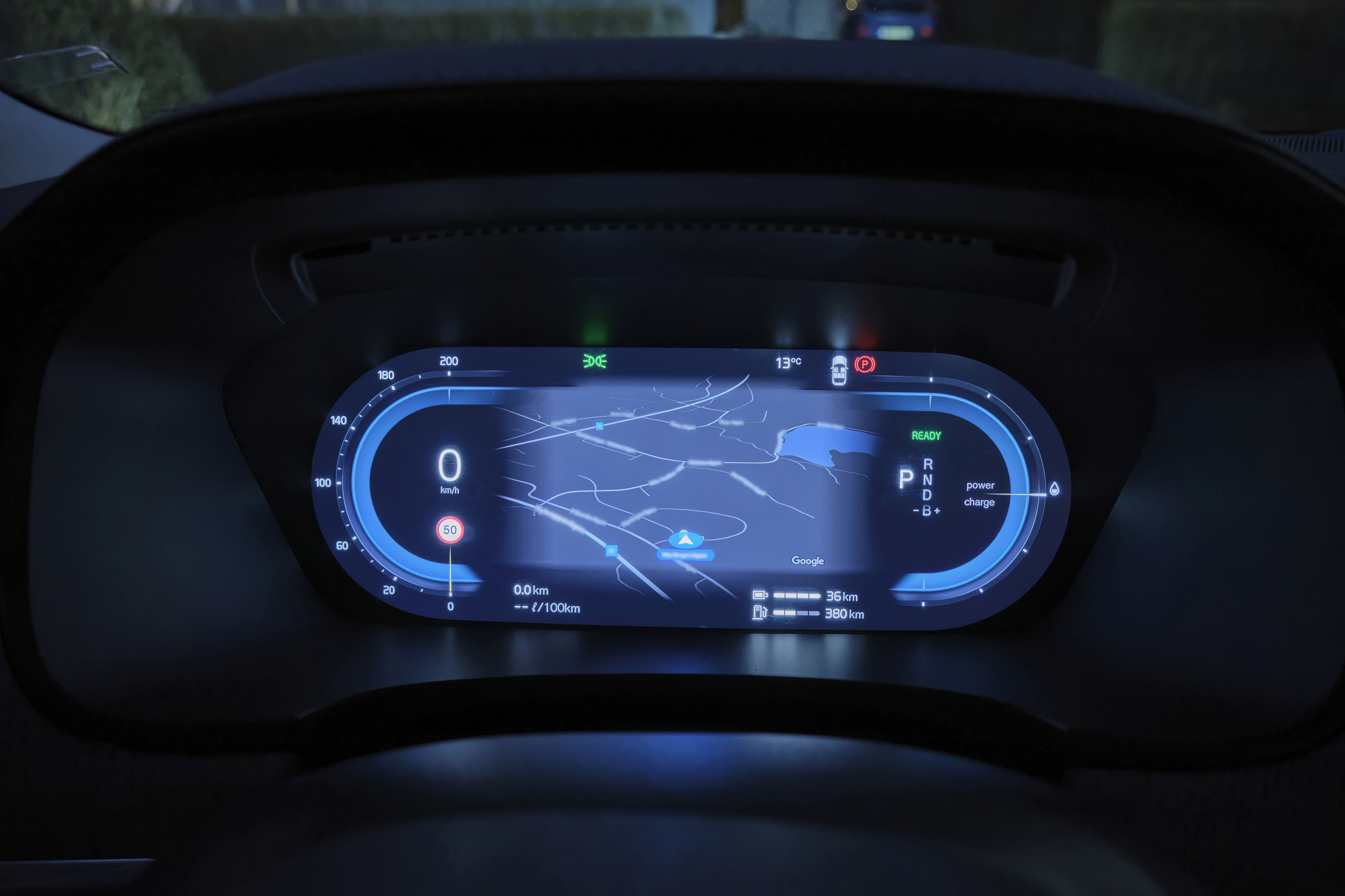 Aktiverad_bil_förardisplay_Google_infotainment_batteristatus.jpg
