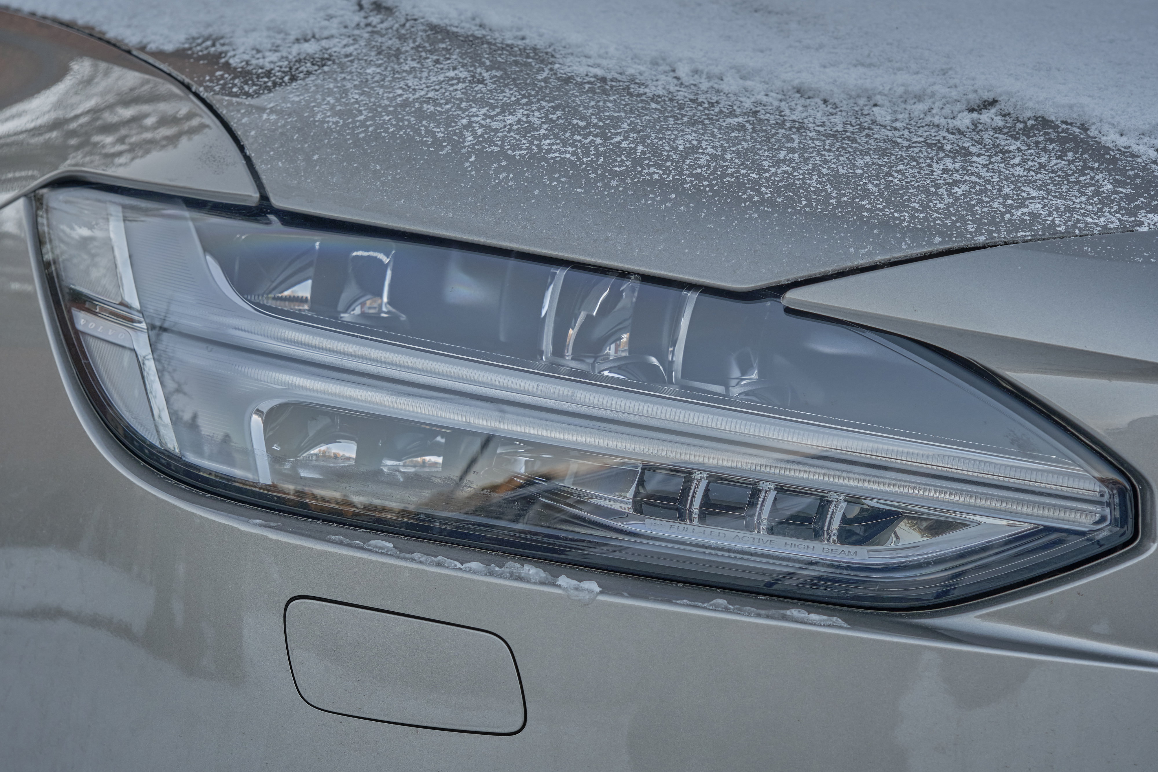 Utsida_V90_MY22_LED-ljus_med_Aktivt-kurvljus_och_Automatiskt-helljus.jpg