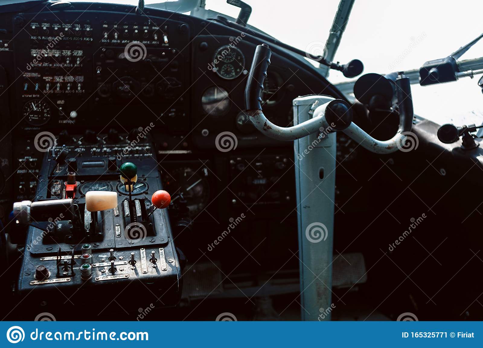 ratten-och-cockpit-på-det-sovjetiska-lätta-flerfunktionsplanet-flerfunktionsflygplan-enmotoriga-kolvmotorflygplan-med-165325771.jpg