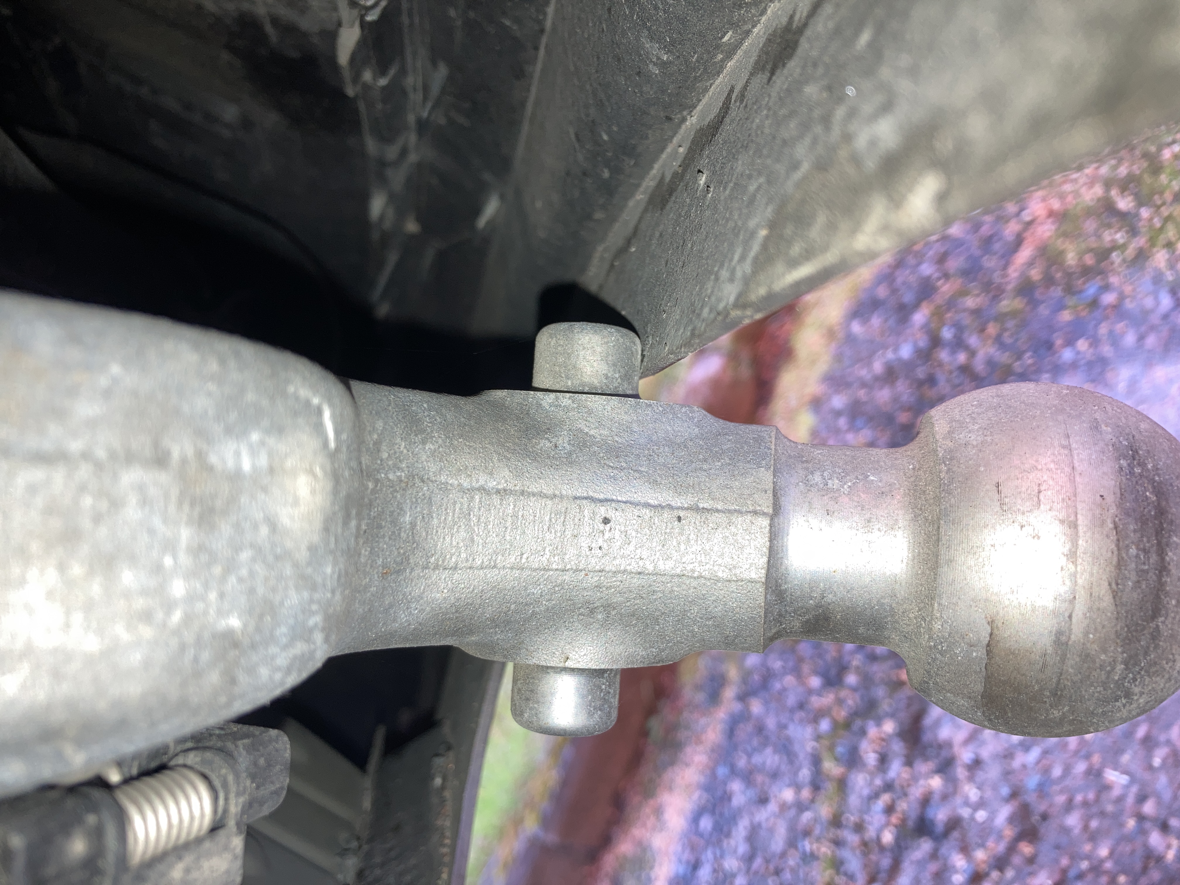 V90_MY22_halvautomatisk_dragkrok_taren_tar_i_stötfångaren_ca1cm.JPG