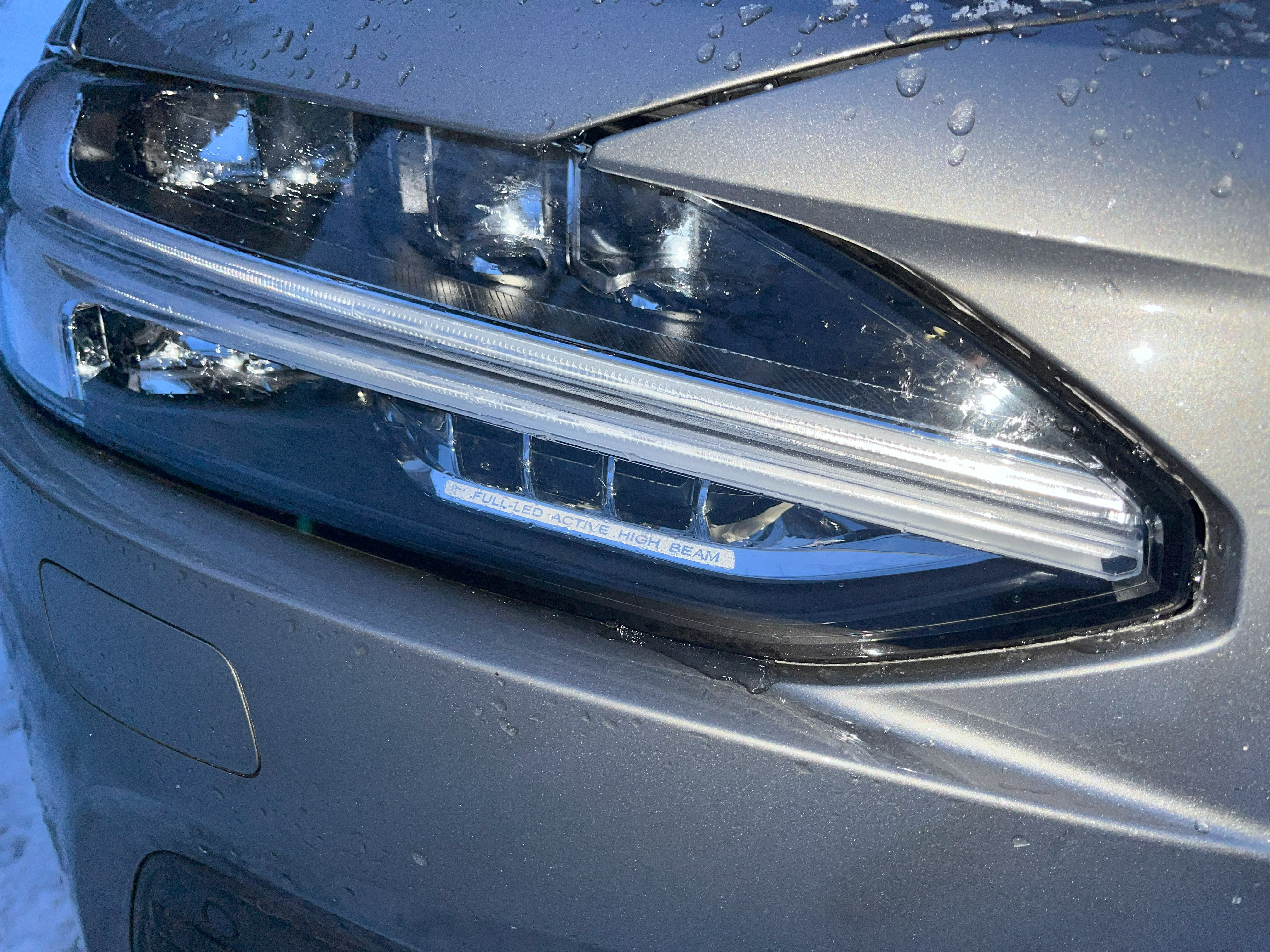 V90_MY22_Frontlykta_Full_LED_Active_High_Beam.jpg