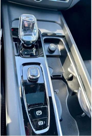 volvo-xc60-center-console-cupholder-mat-removal-v0-zyrp4f5ezyce1.jpg