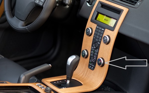 2011-volvo-C70-T5-center-console.jpg