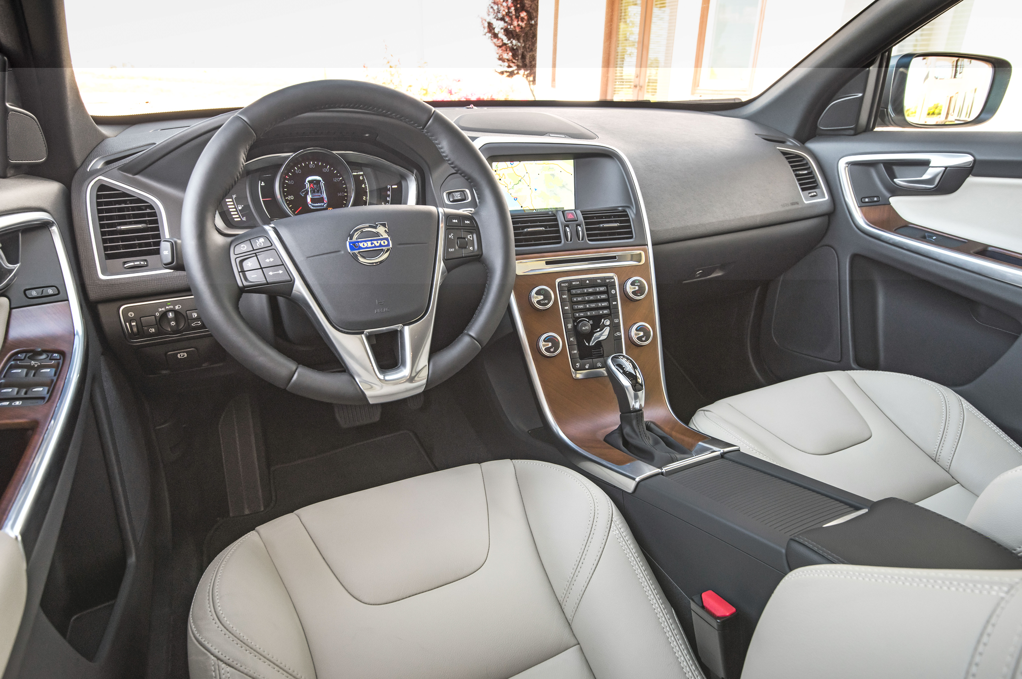 2016-Volvo-XC60-T6-AWD-interior.jpg