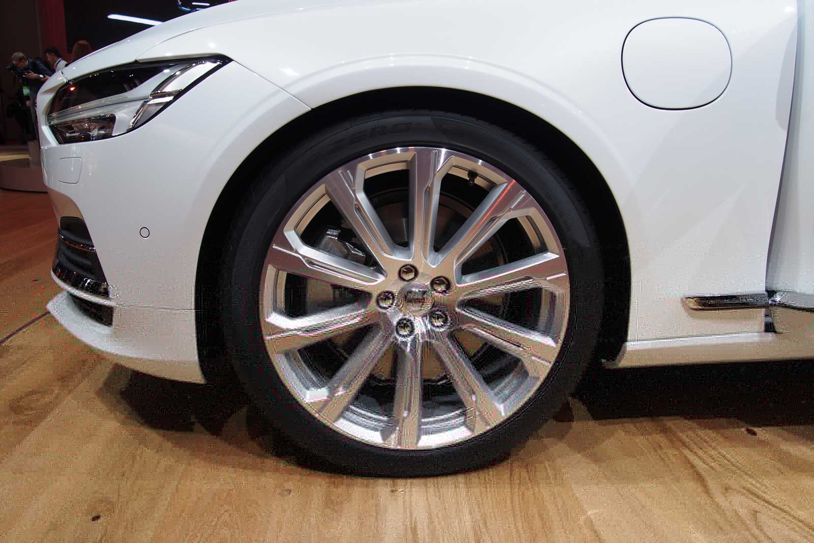 2017-Volvo-S90-Wheel-01.jpg