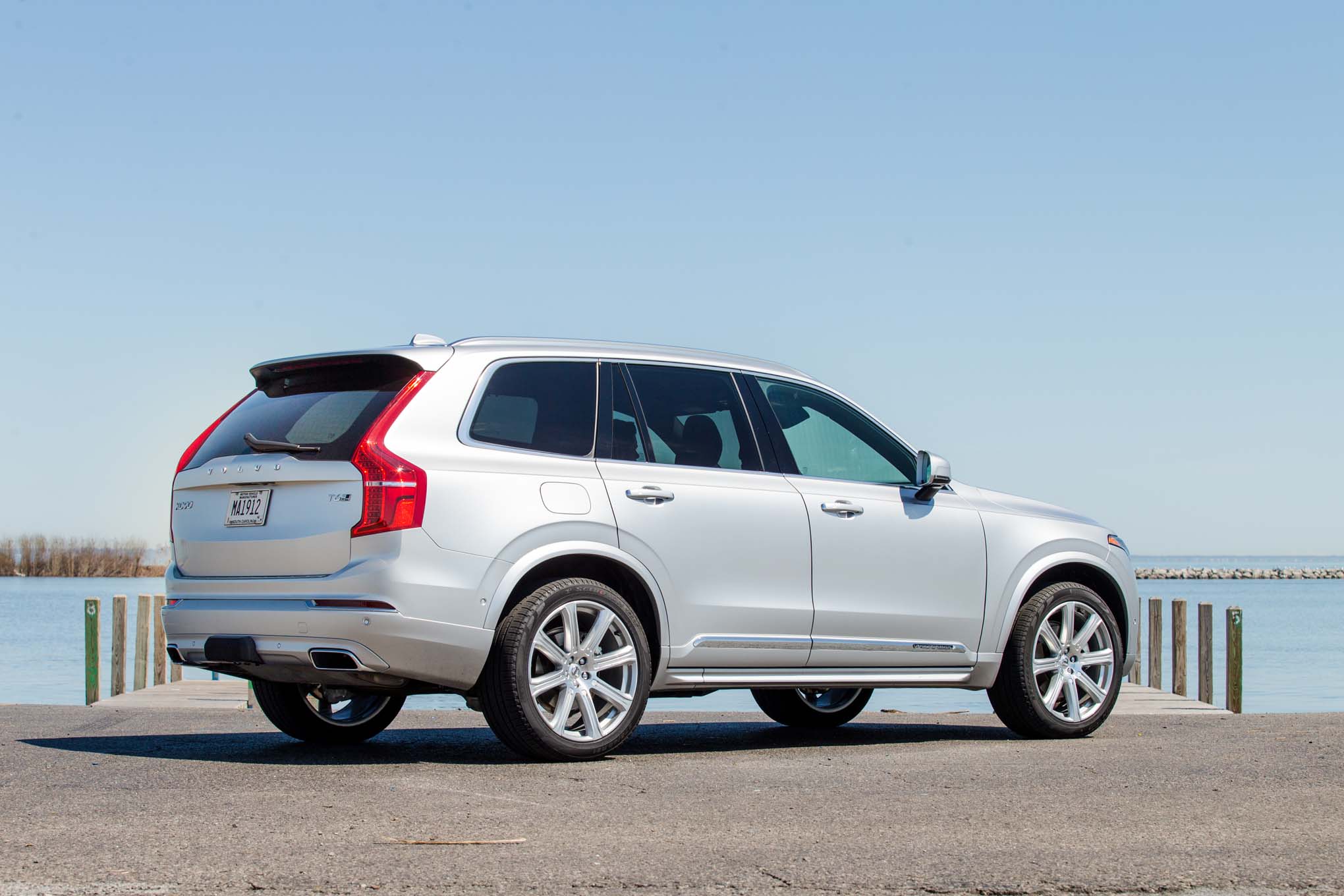 2016-Volvo-XC90-Inscription-rear-three-quarter-05 (1).jpg