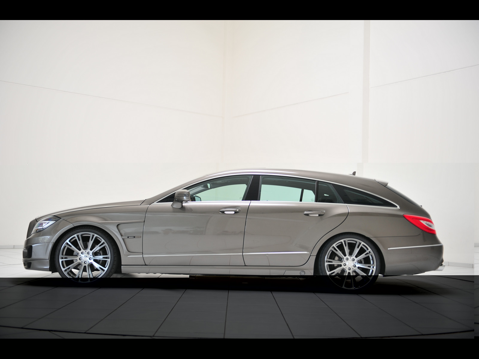 2013_brabus_mercedes-benz_cls_shooting_brake_9_1600x1200.jpg